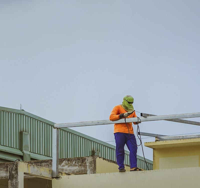 Hombre realizando trabajo de construcción 